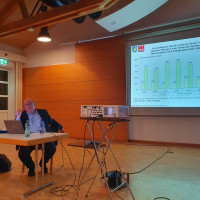 Hr. Rindsfüßer zeigt die demographische Entwicklung in Aystetten